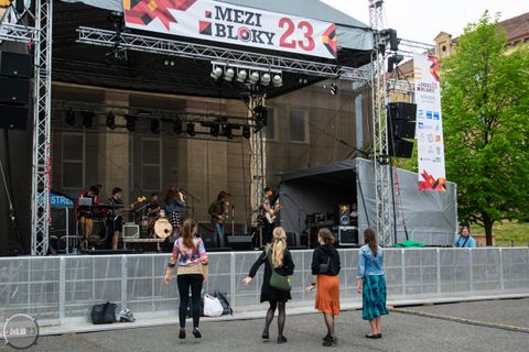 Foto z festivalu Mezi Bloky 2023